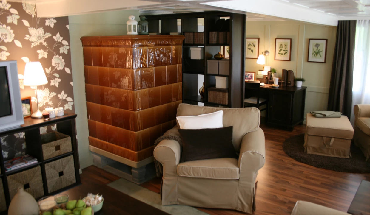 Wohnzimmer mit brauner Kachelwand und Sessel