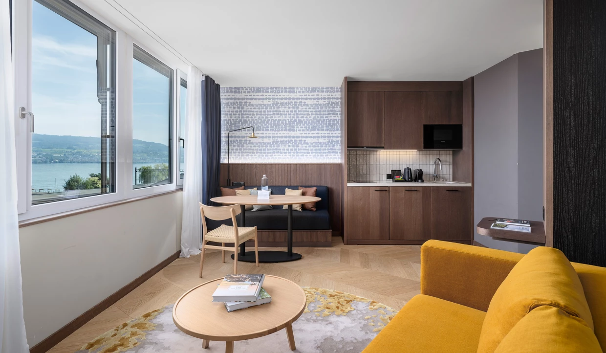 Moderne Küche und Sitzbereich mit Seeblick