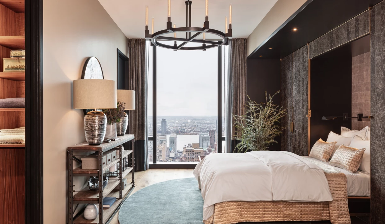 Modernes Schlafzimmer mit großer Fensterfront und Stadtblick