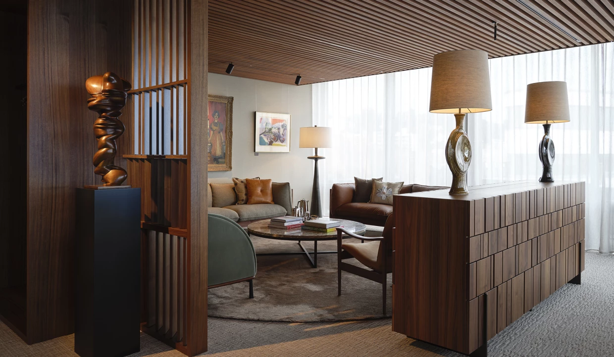 Wohnzimmer mit Sofas, Couchtisch und Skulptur