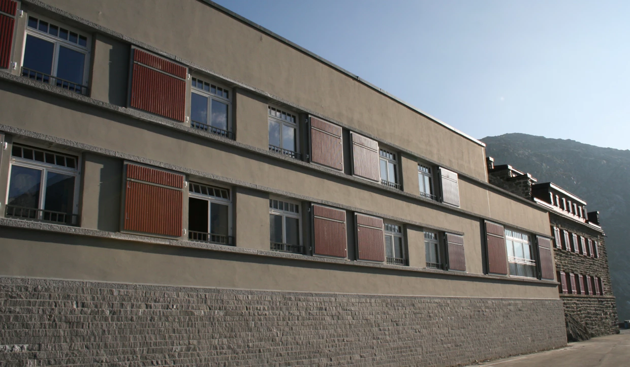 Seitenansicht eines modernen Gebäudes mit geöffneten Fensterläden