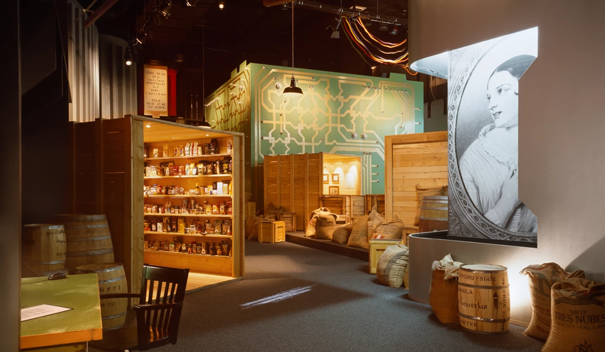 Regale mit Kaffeeprodukten und Holzkisten in einem Ausstellungsraum