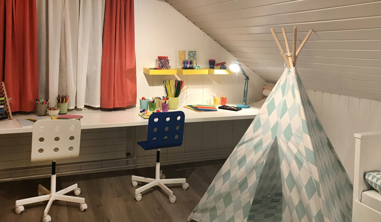 Arbeitsbereich mit zwei Stühlen und einem Tipi-Zelt