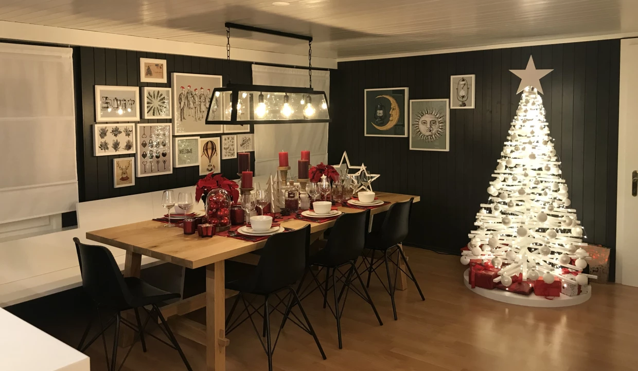 Esszimmer mit festlich gedecktem Tisch und dekoriertem Weihnachtsbaum