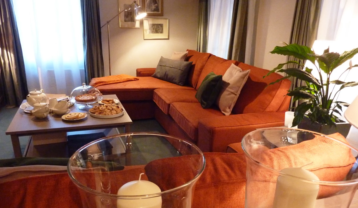 Gemütliches Wohnzimmer mit orangefarbenem Sofa und Kaffeetisch