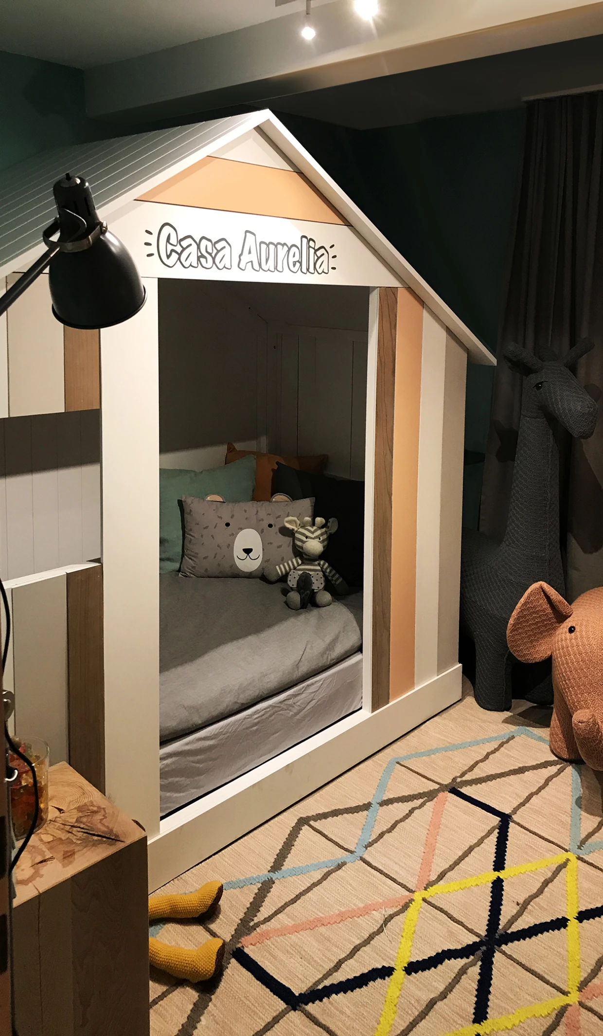 Kinderbett im Hausdesign mit Stofftieren