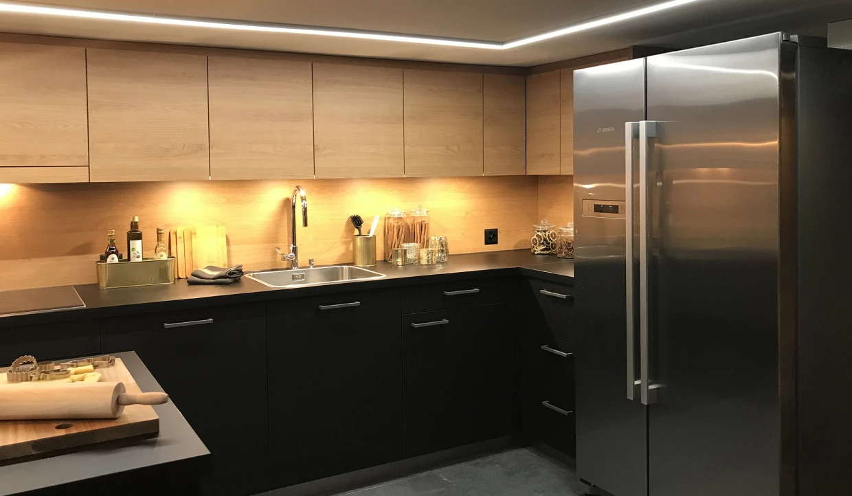 Moderne Küche mit Holz und Edelstahl
