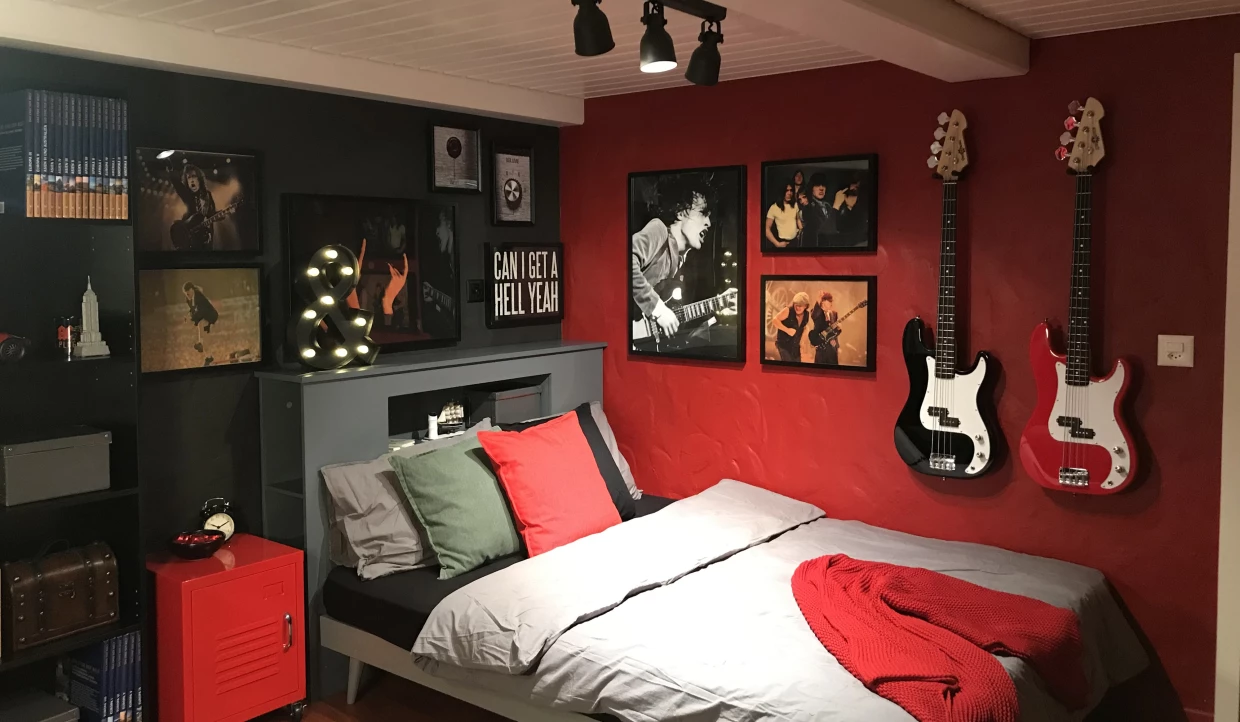 Rotes Schlafzimmer mit Rockband Fotos, Dekoration und Gitarren an den Wänden