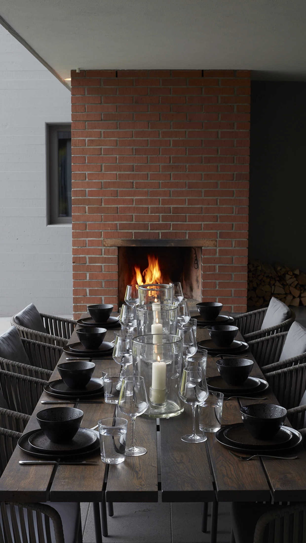 Essbereich mit Kamin und gedecktem Tisch mit Geschirr und Kerzen