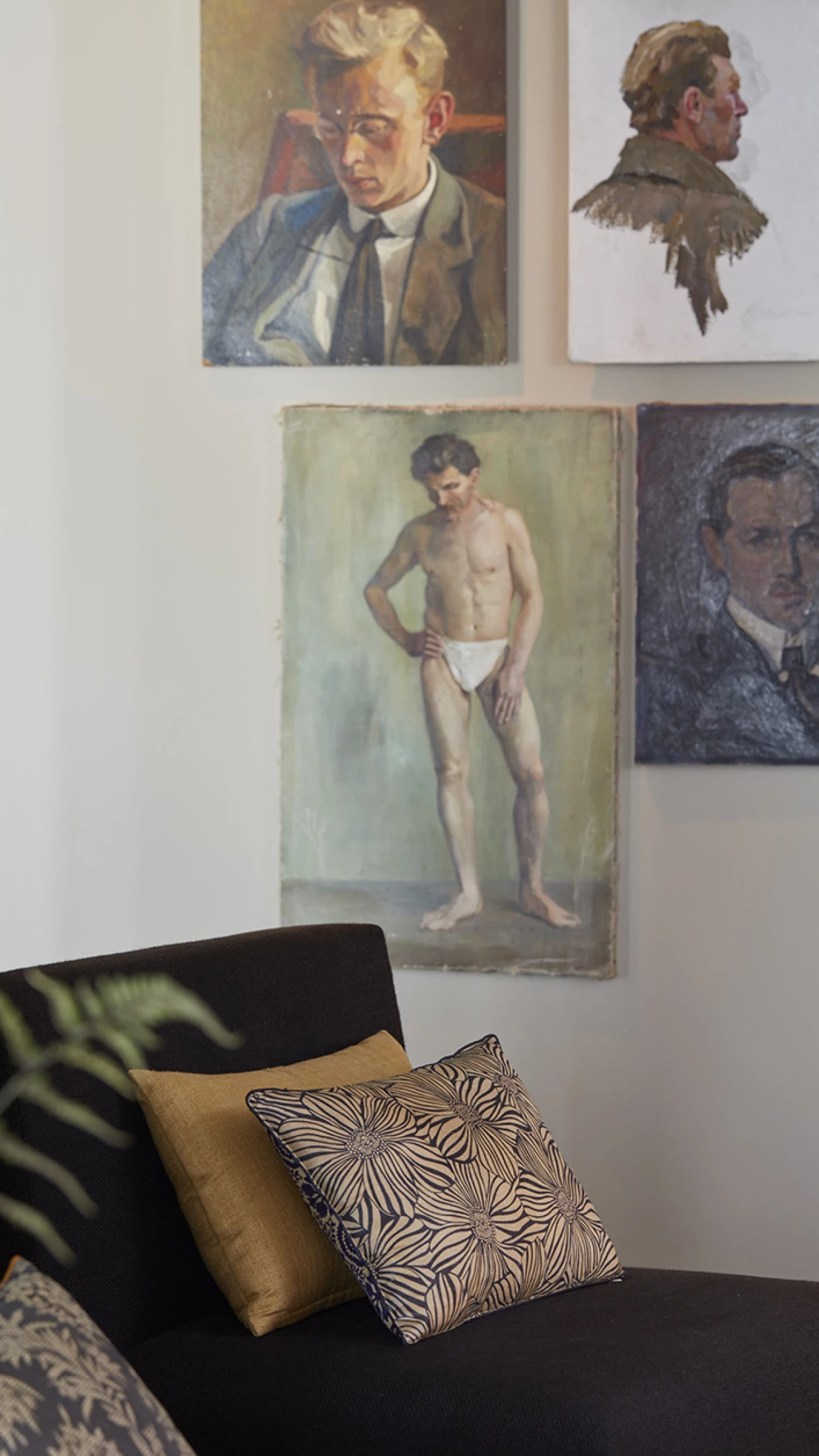 Innenraum mit Kunstgemälden an der Wand über einem modernen Sofa