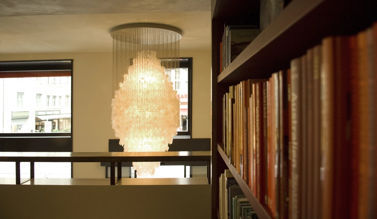 Großer Kronleuchter nahe einem Bücherregal