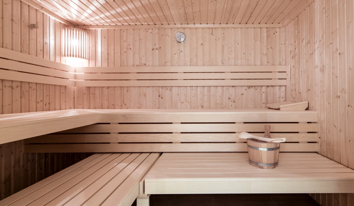 Holzsauna mit Sitzbank und Eimer
